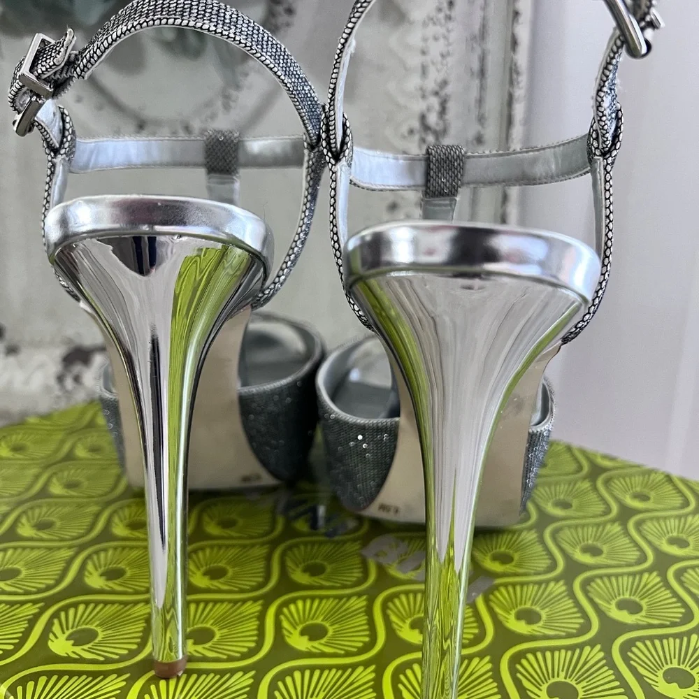 Gianni Bini Metallic Silver Platform Heels. - Picture 2 of 11